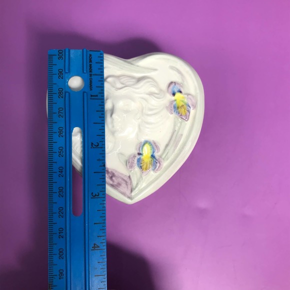 Vintage Ceramic Heart Trinket Box Raised Cameo Handcrafted Belle Epogue Japan - Picture 9 of 11